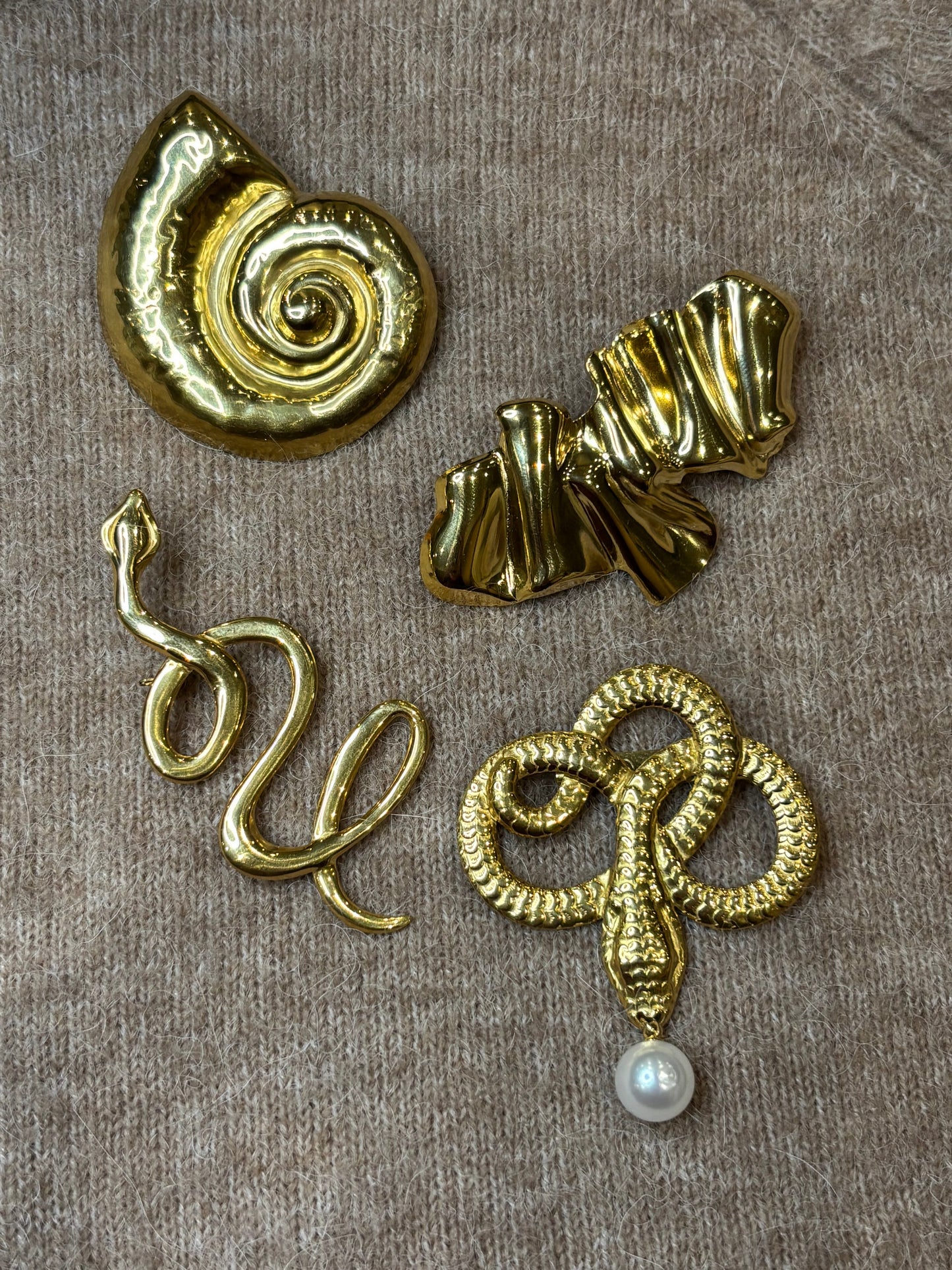 Gold shell brooch