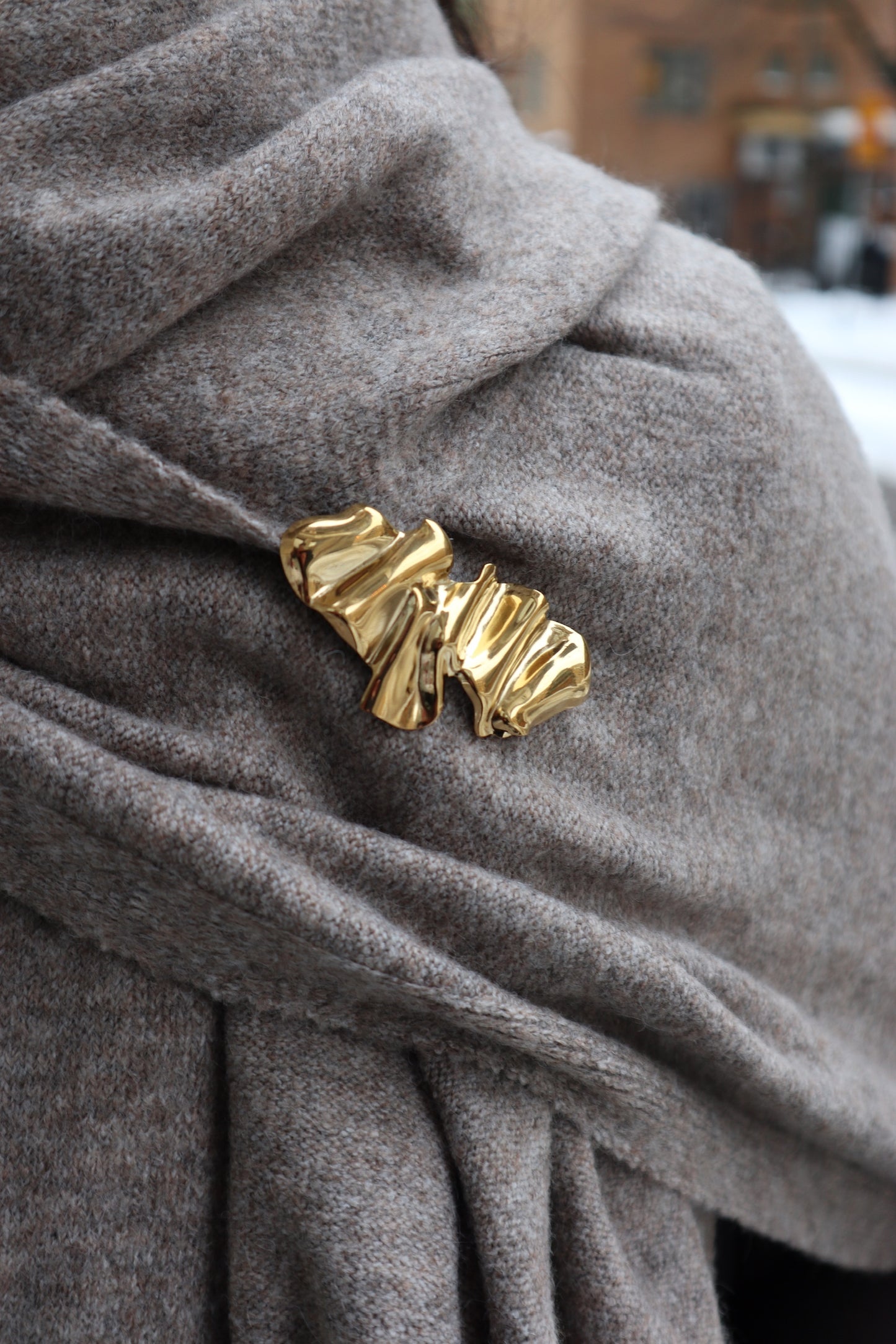 Gold wave brooch