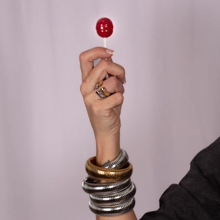 The simple silver elastic ring