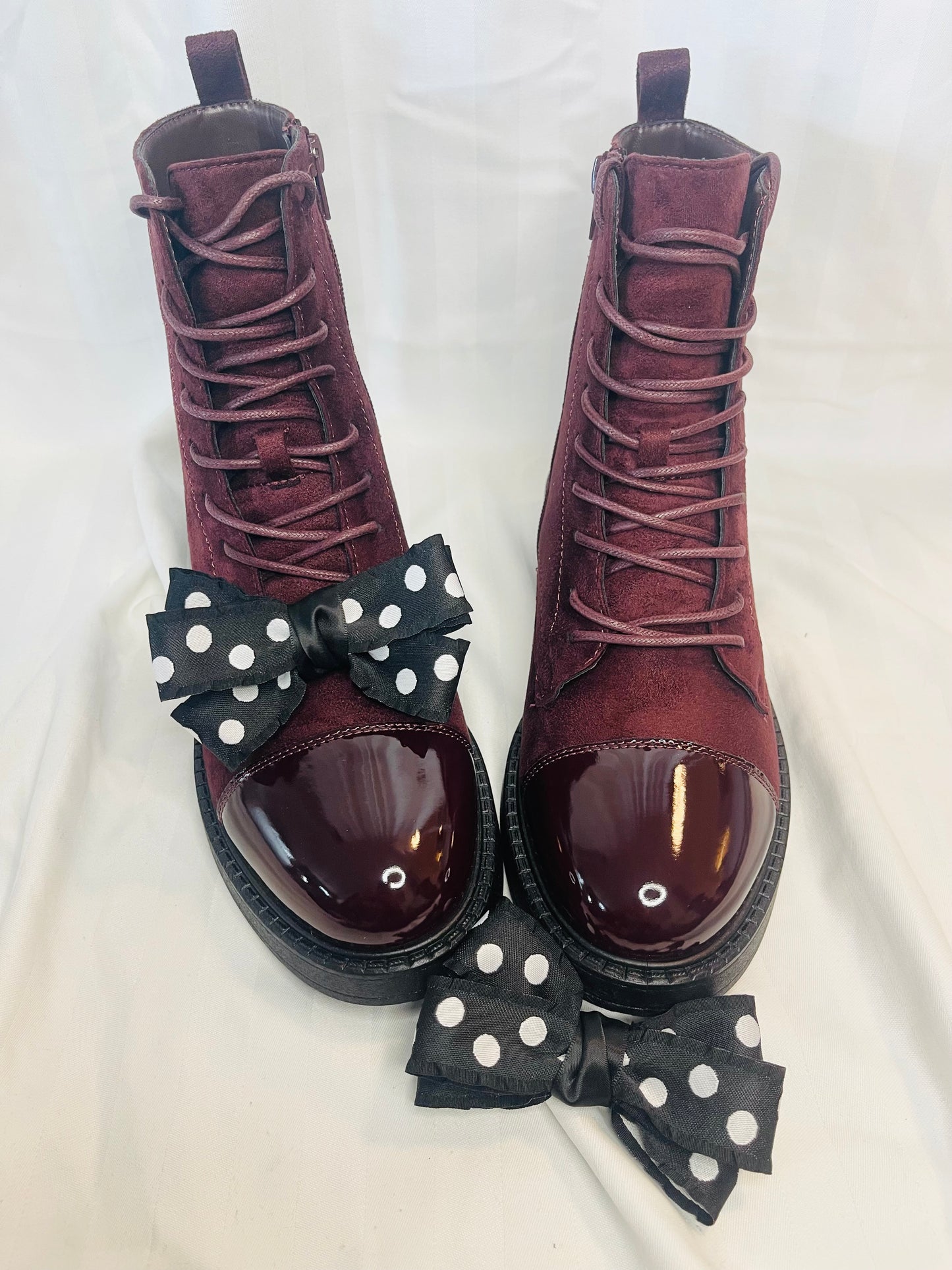 White dot shoe clip
