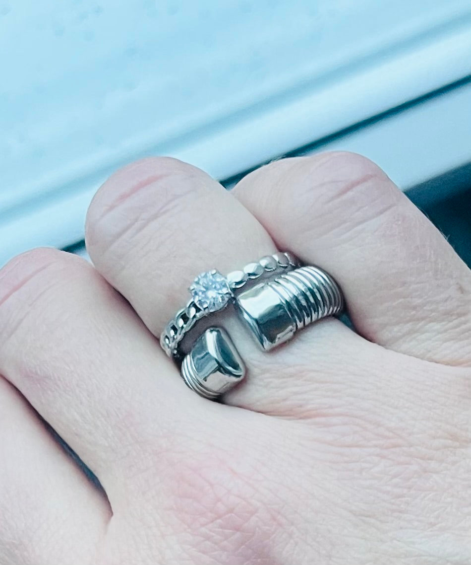 The simple silver elastic ring