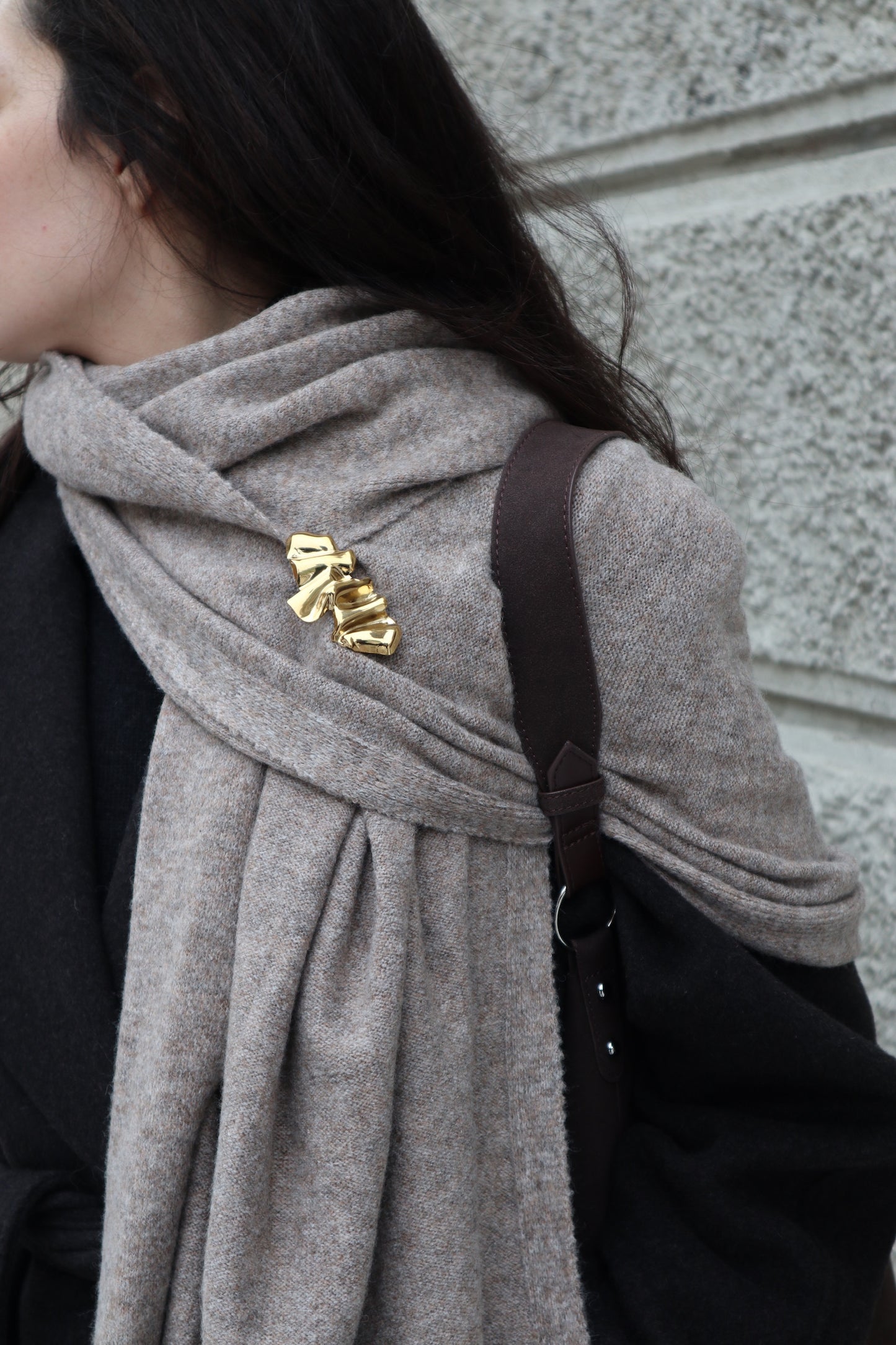 Gold wave brooch