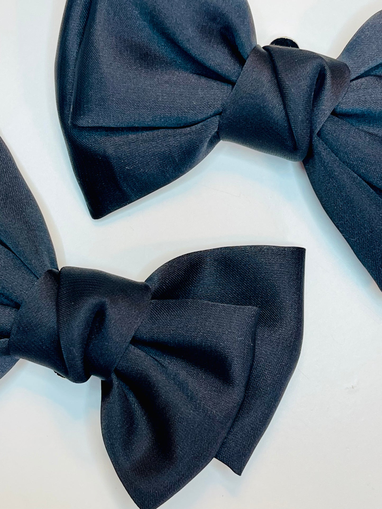 Black bow shoe clip