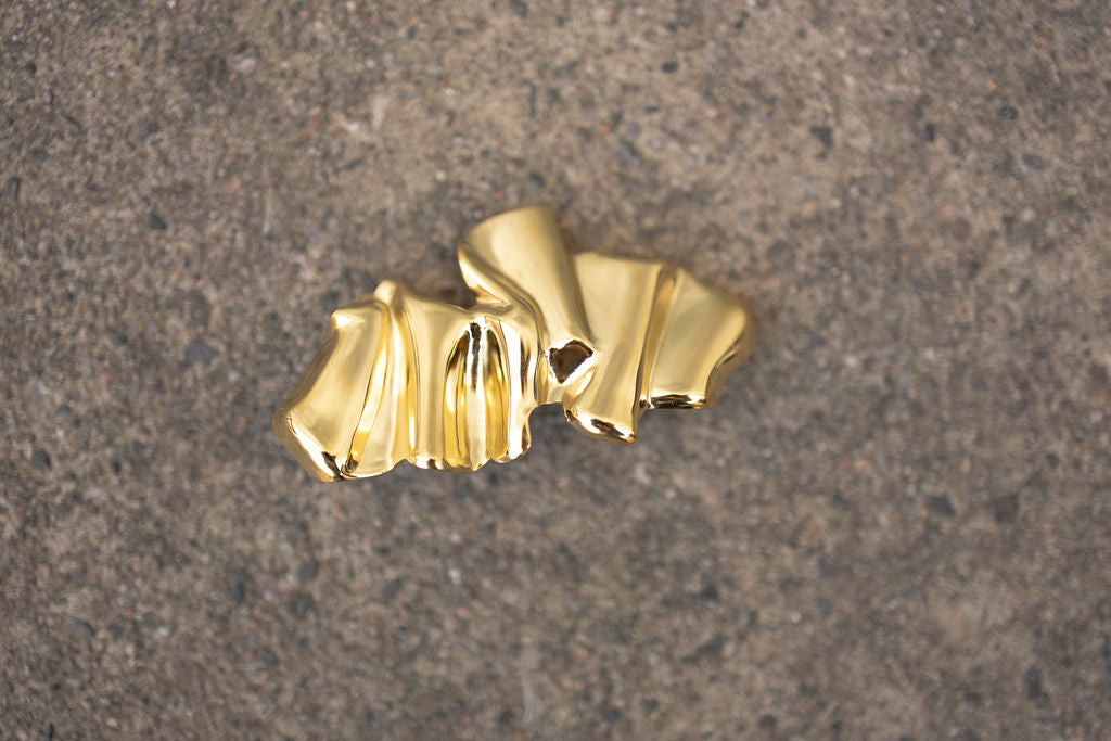 Gold wave brooch
