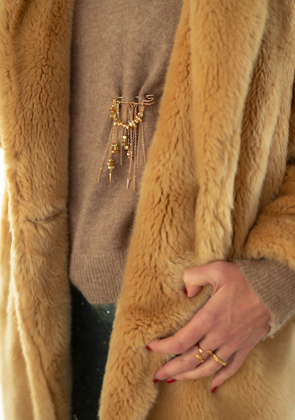 Gold chain Pin