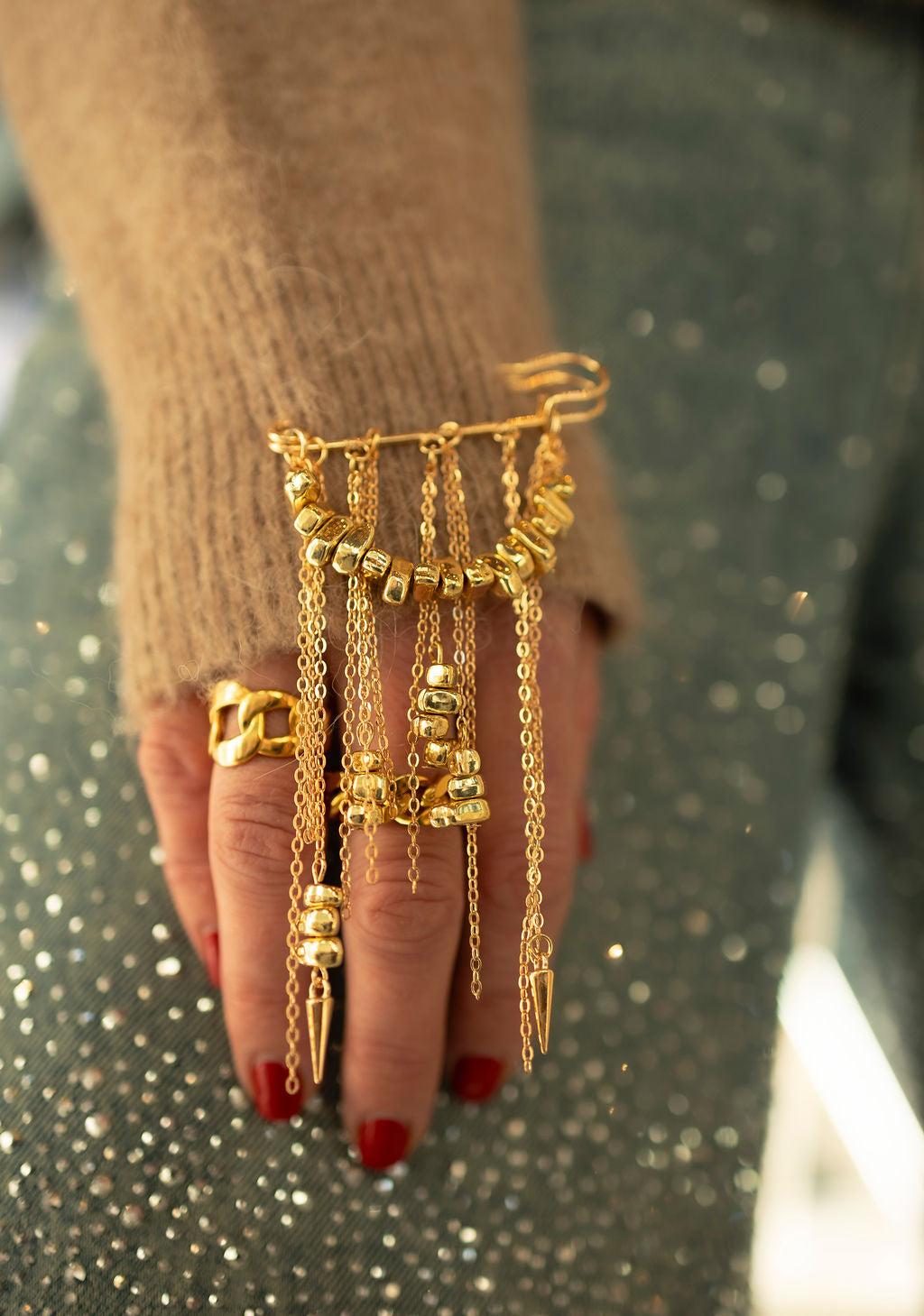 Gold chain Pin