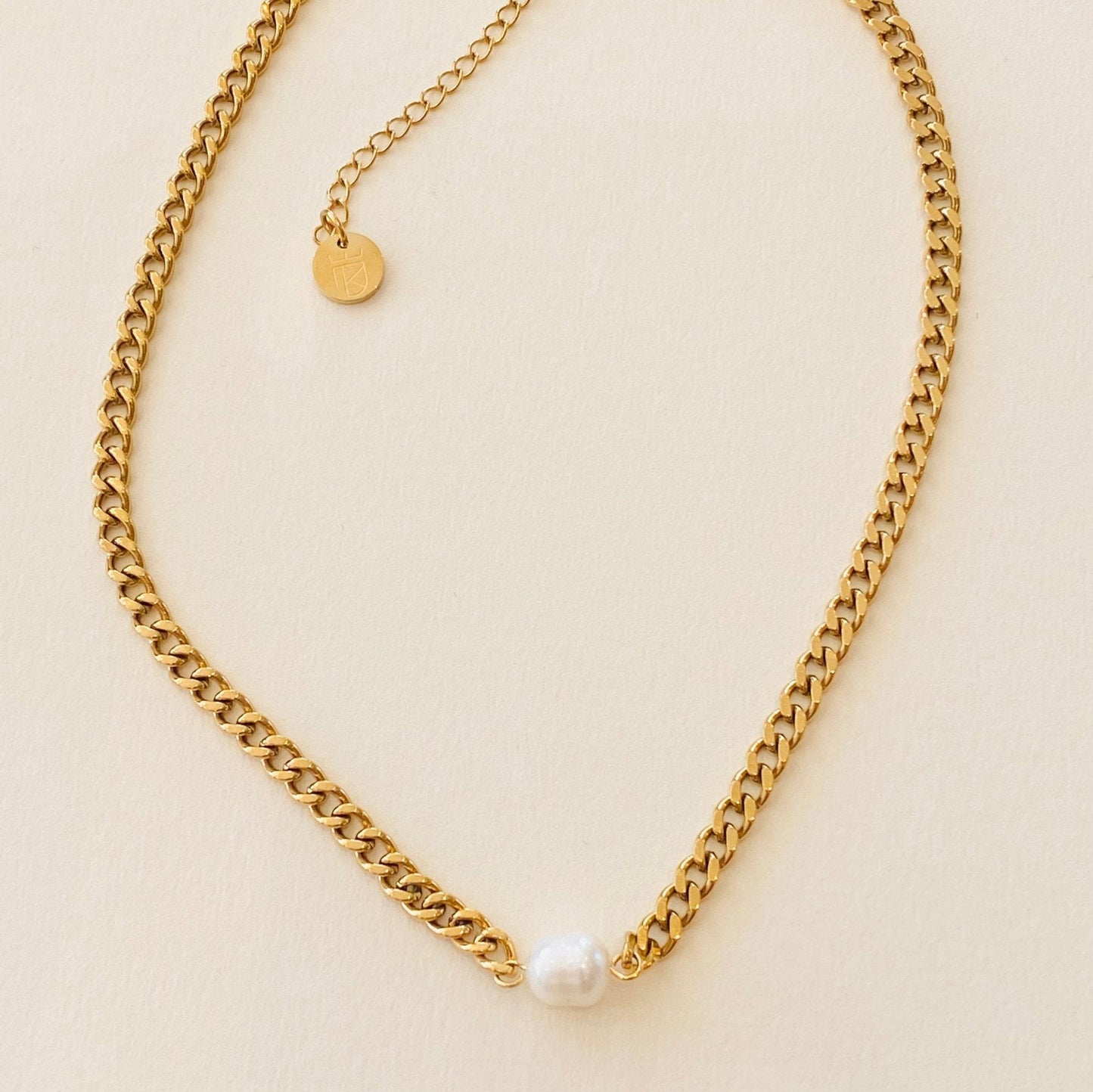 Simple pearl Choker - By Krohnstad